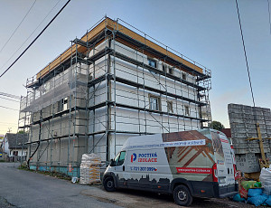 Zateplení stropu administrativní budovy pomocí foukané izolace